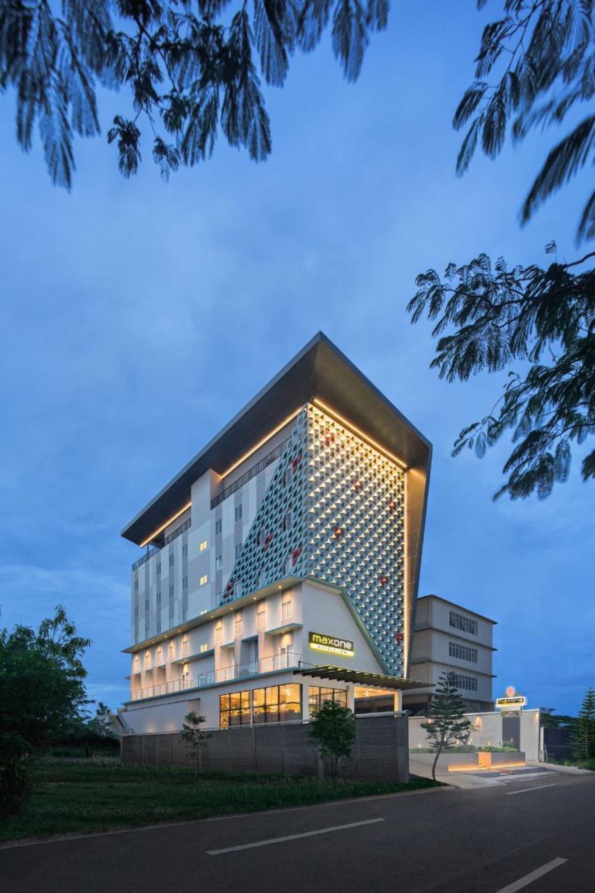 Maxonehotels At Kota Harapan Indah-Bekasi Eksteriør bilde