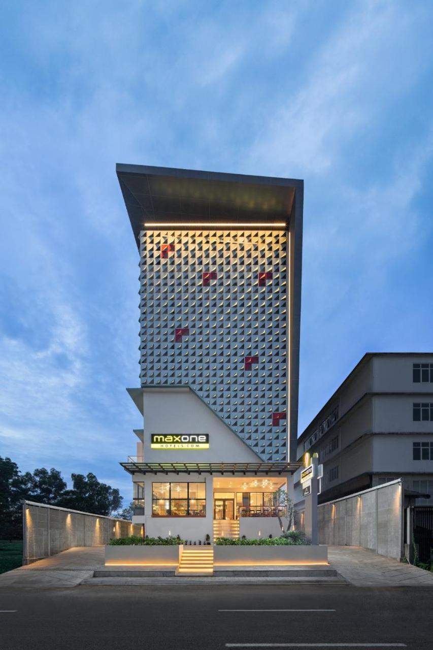 Maxonehotels At Kota Harapan Indah-Bekasi Eksteriør bilde